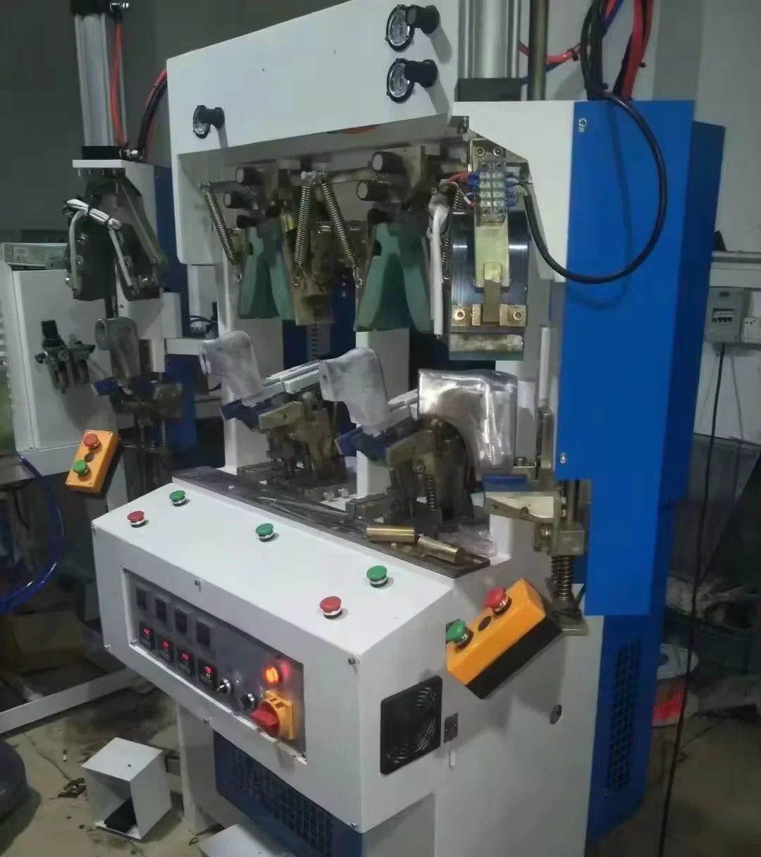 Mens Business Shoes for Autumn and Winter New Pointed Toe Set Foot Low Cut Formal OversizedShoes